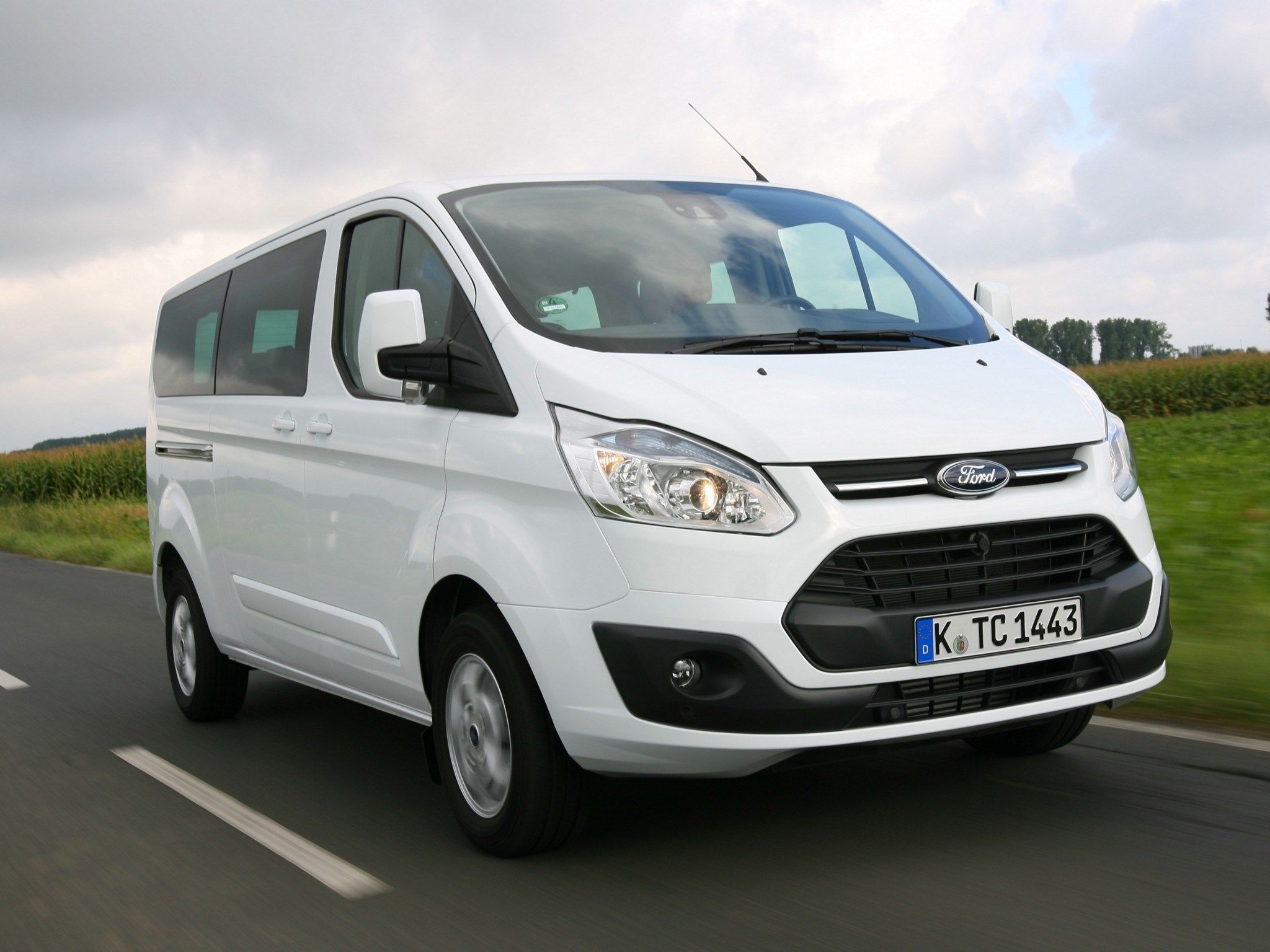 9 Seater Hire: Prerequisites About Hiring Cars