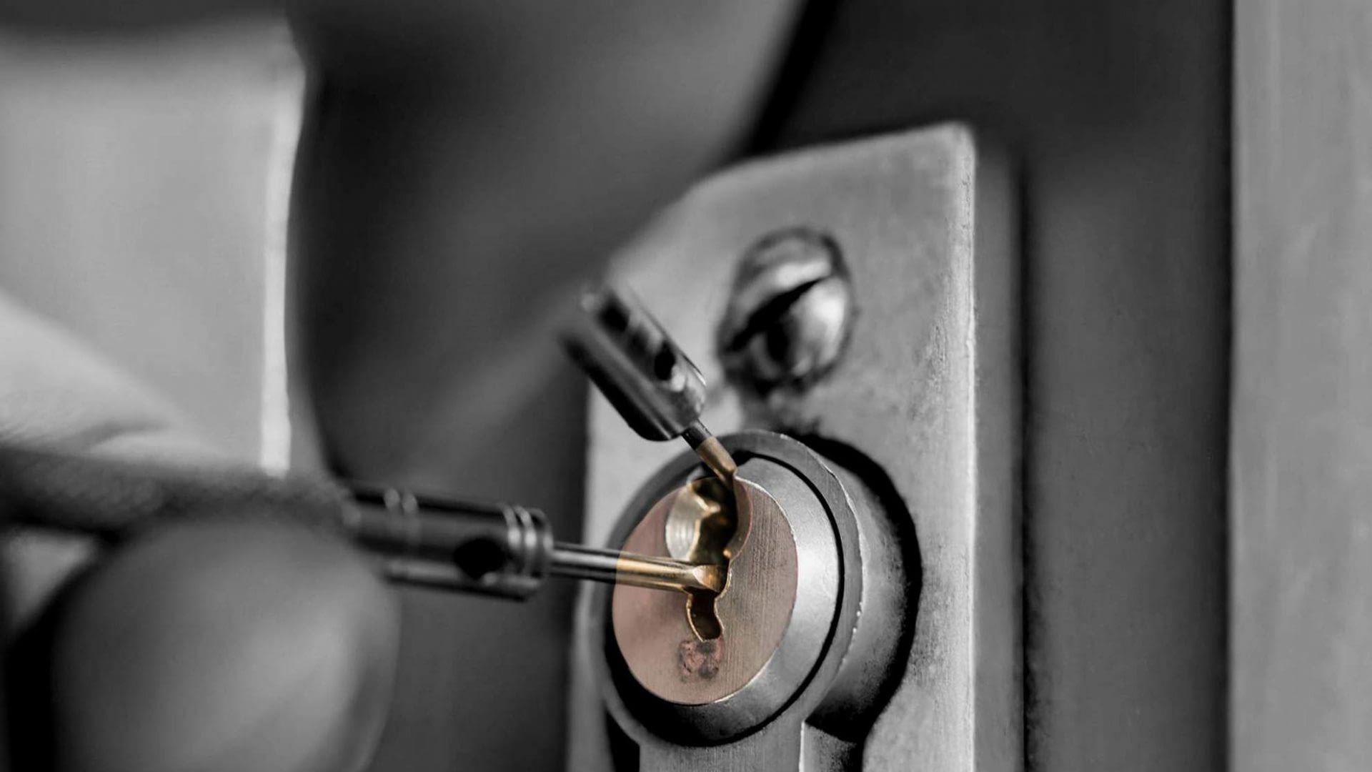 Restore safety with the best service from a car locksmith