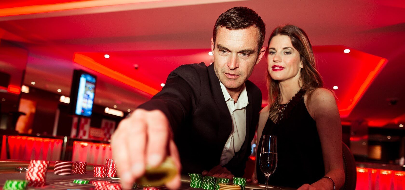 Advantages of Enjoying at an Internet Poker Site