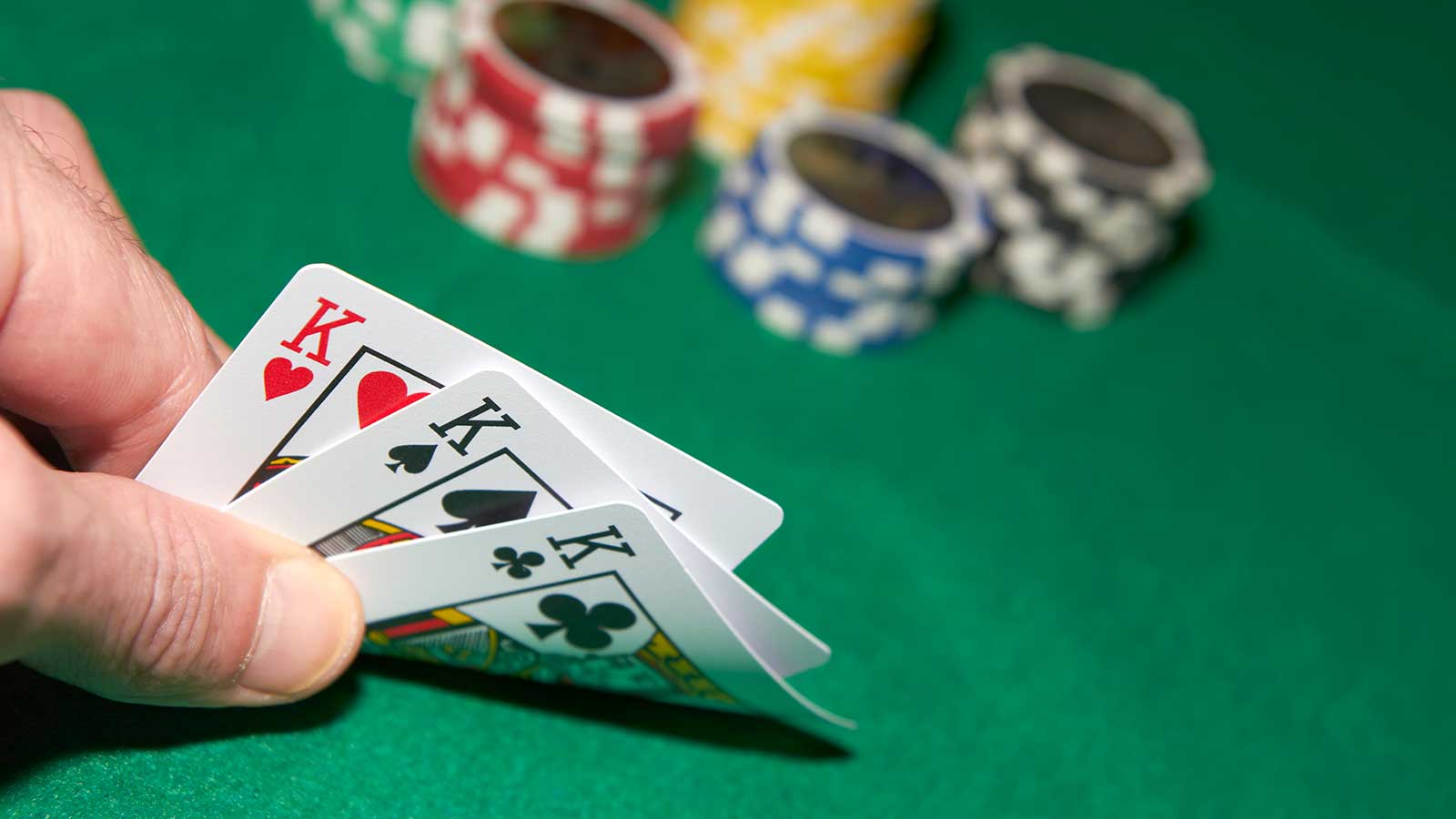 Where Do Experts Engage in Poker Online?