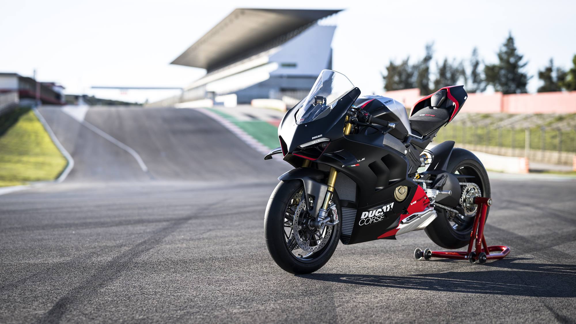 The Advantages Of Carbon Fiber Weaving On A Ducati Panigale V4